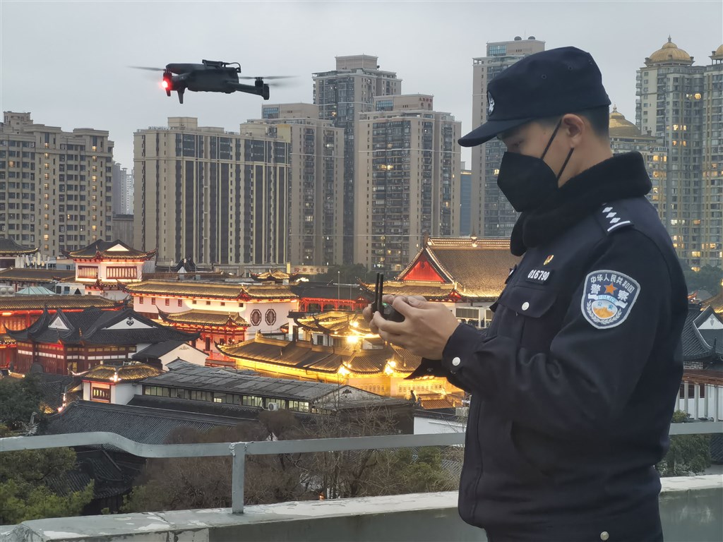 元宵节豫园瞬时峰值42万人上海警方启动高等级勤务守护万家团圆