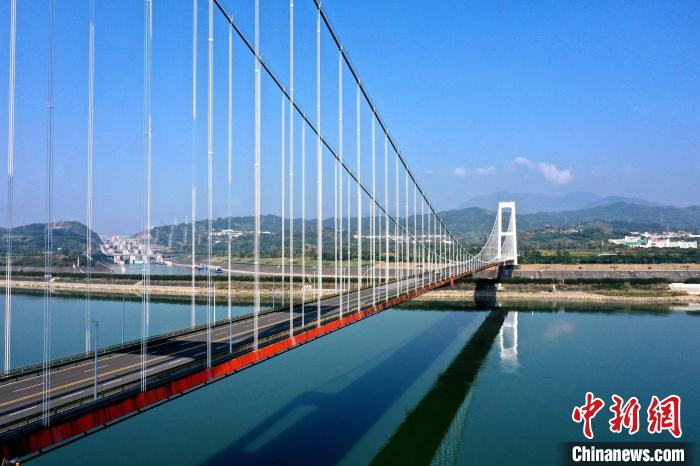 西陵长江大桥一直发挥着关键通道作用.
