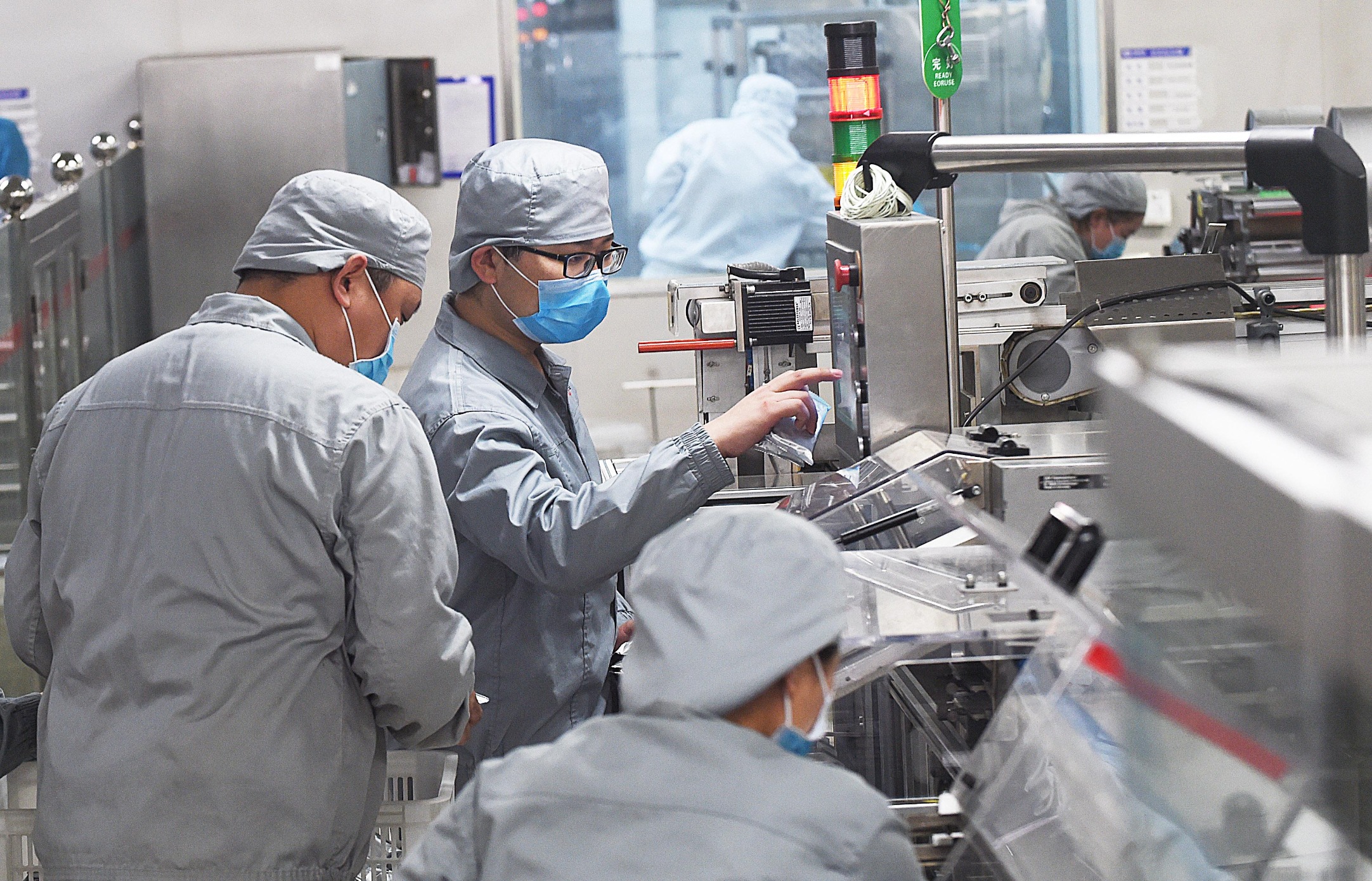 以岭药业制剂三车间工人们在生产线上忙碌.