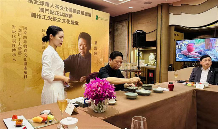 叶汉钟在活动现场展示潮州工夫茶艺".(邱跃进摄)
